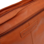 Konjakinruskean Zarita-laukun vetoketju ja Chesterfield-logo lähikuvassa