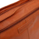 Konjakinruskean Zarita-laukun vetoketju ja Chesterfield-logo lähikuvassa