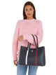 tummansininen tommy hilfiger emblem satchel