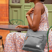 roka london sustainable kennington b olkalaukku harmaa nylon