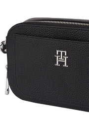 tommy hilfiger musta camera bag emblem olkalaukku